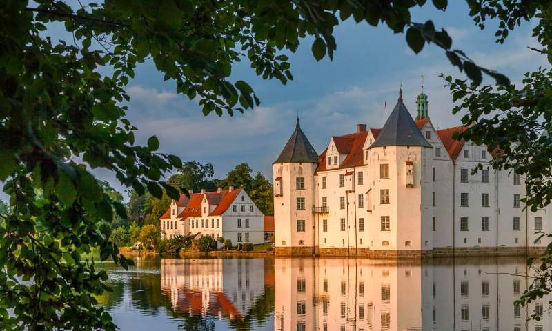 护城河边的格吕克斯堡城堡，德国